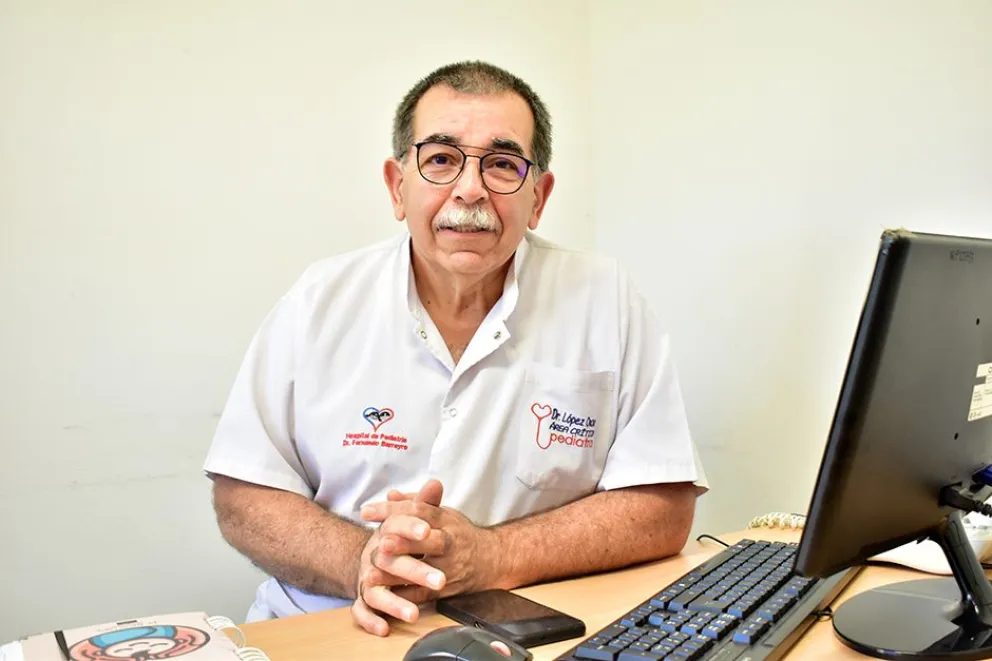 Oscar López tiene cuatro décadas de ejercicio de la medicina. Foto: CÉSAR LASSO