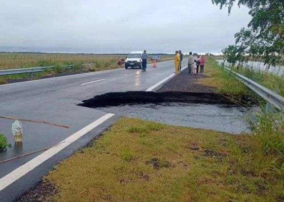 Las lluvias obligaron a cerrar la ruta 12 y a evacuar 120 familias en localidades correntinas