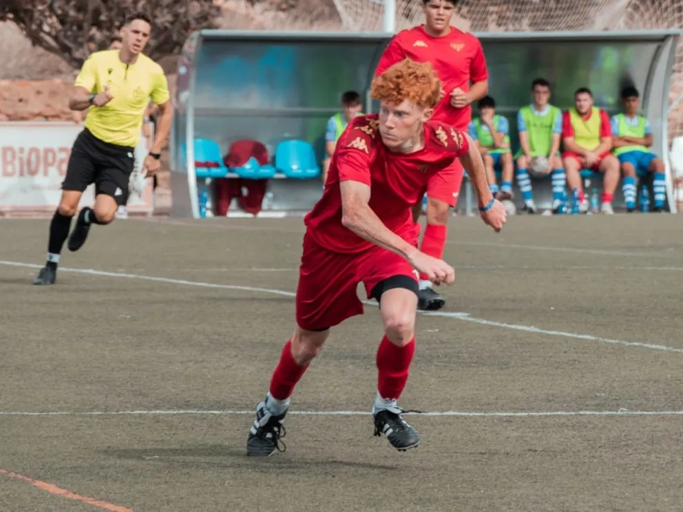 Un misionero va tras su sueño de jugar en primera en el Atlético Saguntino