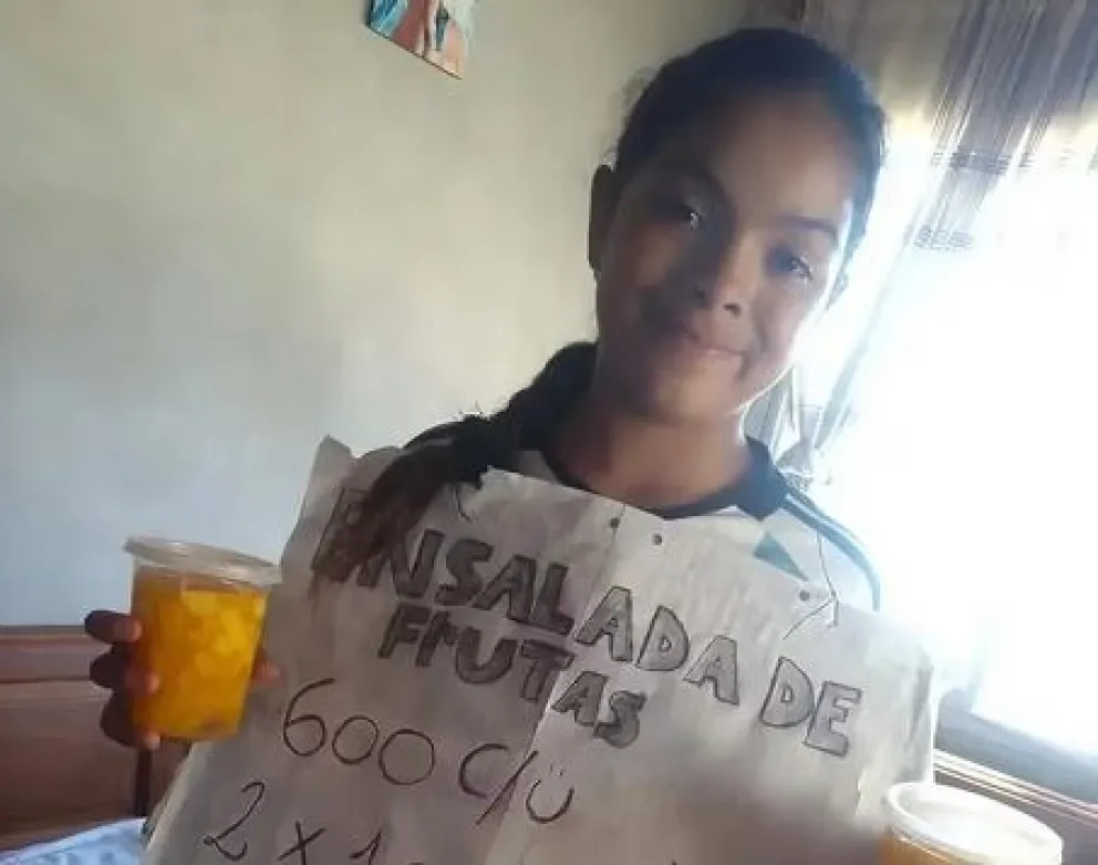 Vende ensalada de frutas para cumplir su sueño y viajar a Misiones para un torneo de patín 