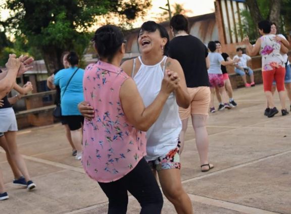 Se iniciaron las clases gratuitas de baile para adultos en Montecarlo