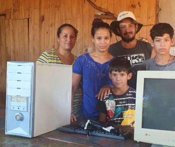 Puerto Esperanza: egresados del ITS donaron computadoras a ocho alumnos