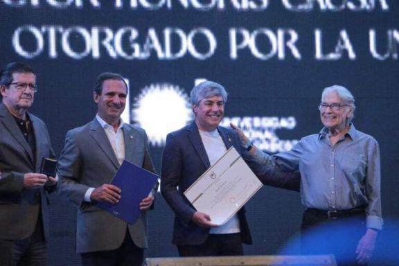 Raúl Barboza recibió el título de doctor honoris causa de la Universidad Nacional del Nordeste