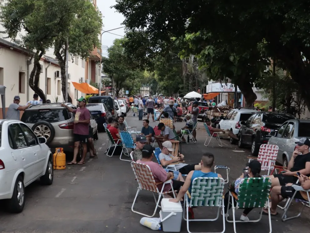 Retirados de la Policía y el Servicio Penitenciario cortan la calle Félix de Azara frente a Jefatura