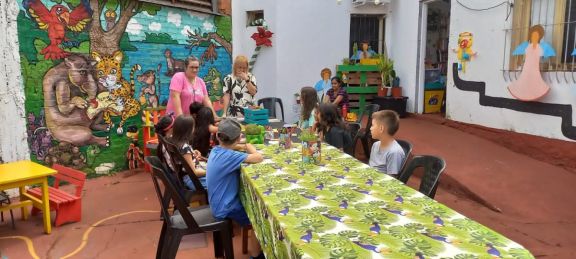 Turistas visitan y disfrutan de la Biblioteca Municipal de Eldorado 