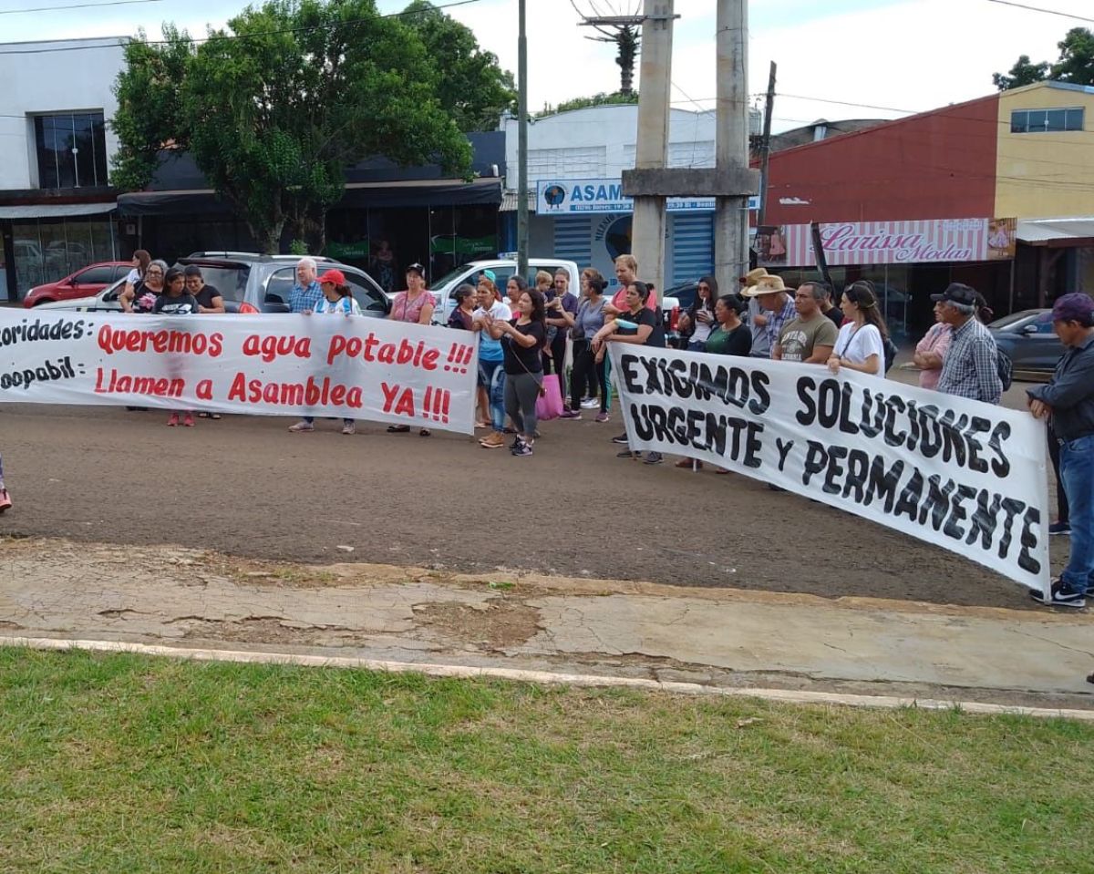 Vecinos de Irigoyen tienen tomada la cooperativa de agua Coopabil Vecinos de Irigoyen tienen tomada la cooperativa de agua Coopabil