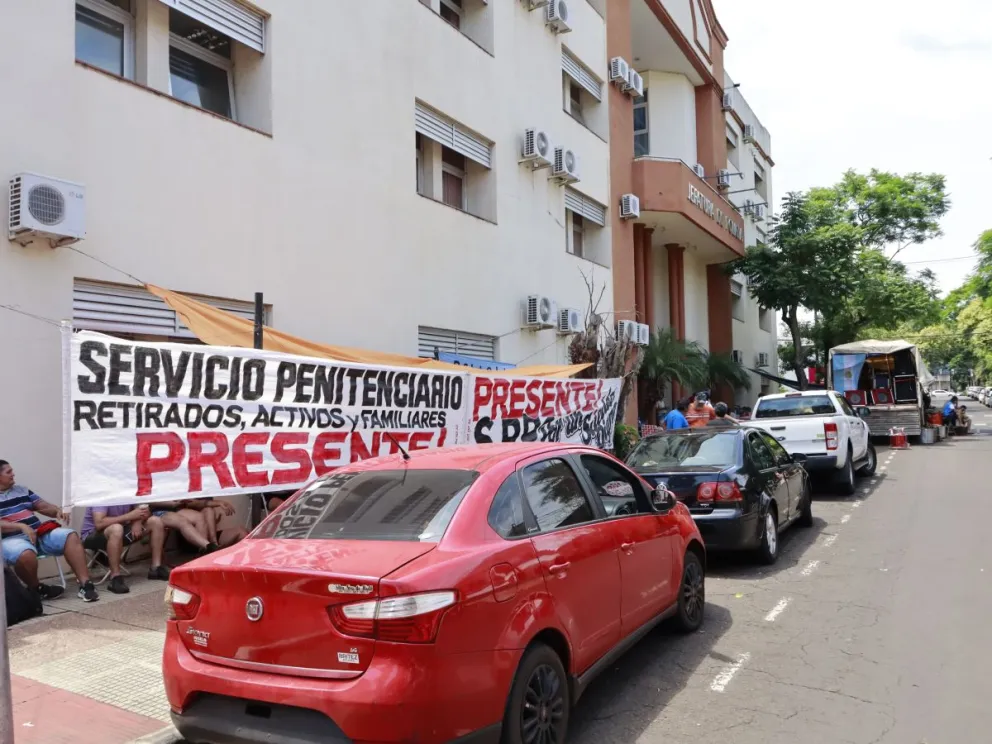 Continúa el acampe de los retirados de la Policía y el Servicio Penitenciario