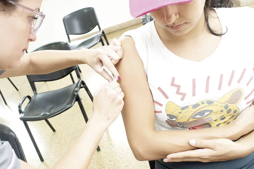 La vacuna, una esperanza en medio del brote
