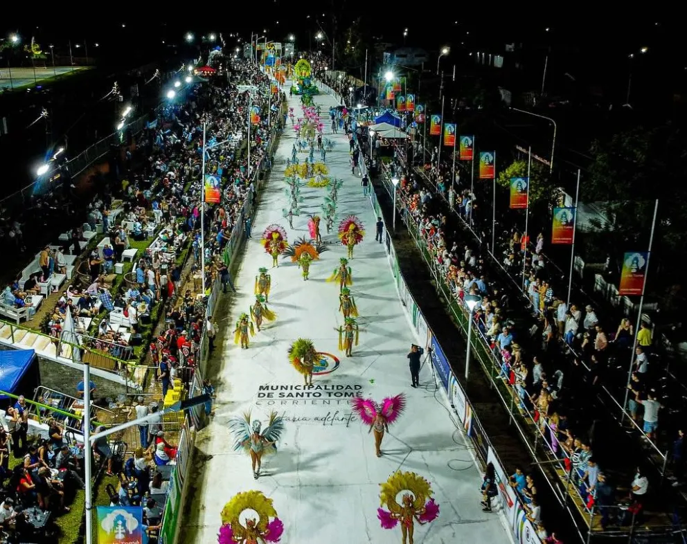 Santo Tomé: miles de personas disfrutaron de la primera noche de desfile en la Capital del Ritmo