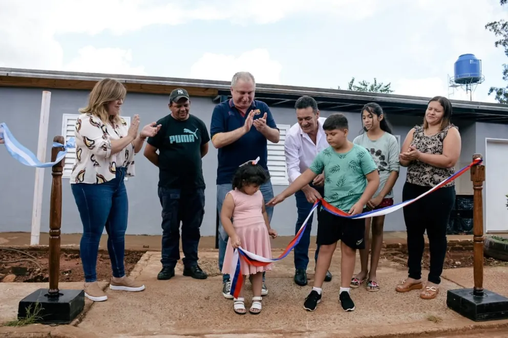 Passalacqua entregó viviendas y recorrió obras en San Pedro