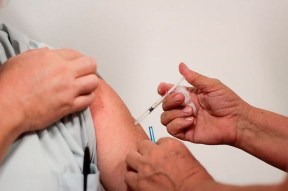 Covid: deben vacunarse otra vez 800.000 misioneros