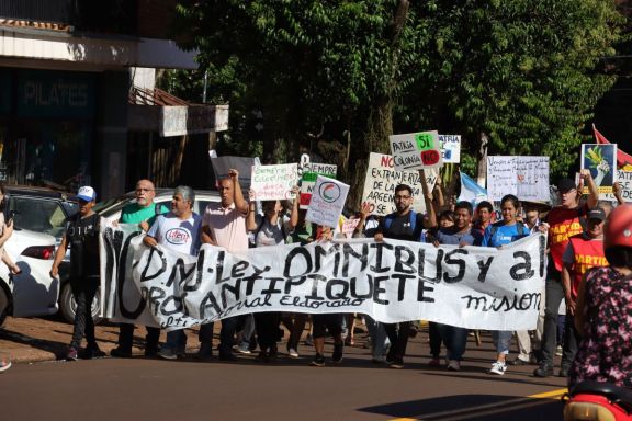 Unas 1.800 personas se manifestaron en Eldorado contra el DNU y la ley ómnibus de Milei 