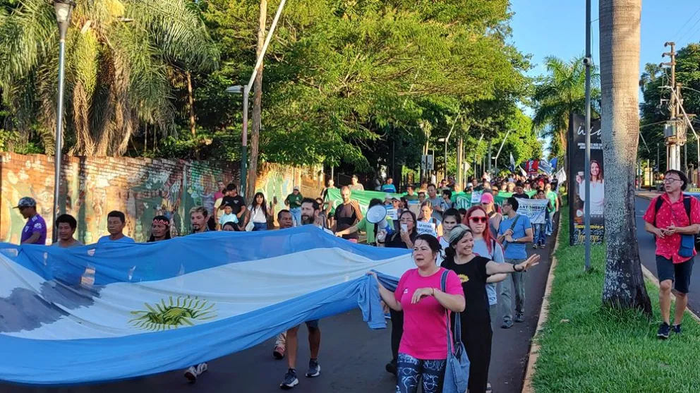 Unas 300 personas se manifestaron en Iguazú en contra del DNU y la ley ómnibus 