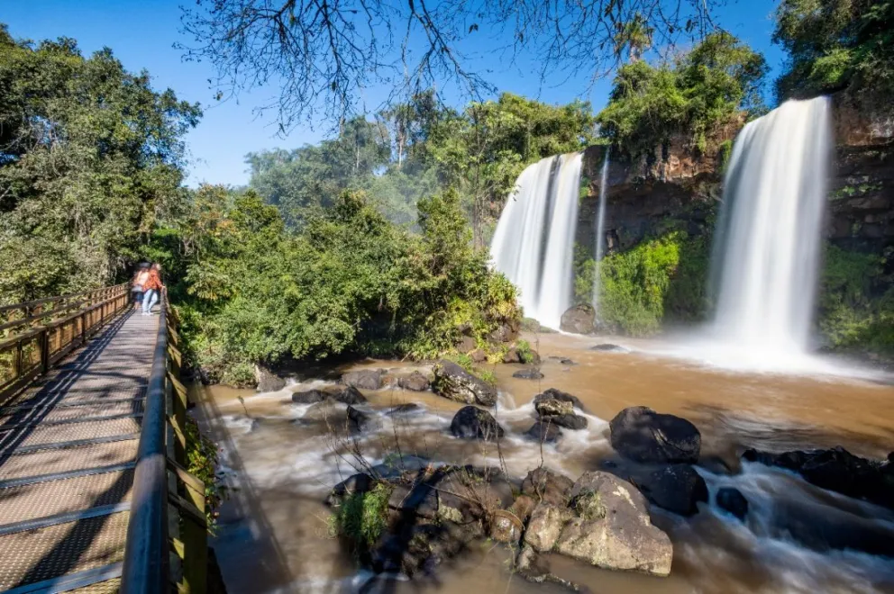 Benjamín y Manuel son los primeros extranjeros en casarse con el salto Dos Hermanas de fondo