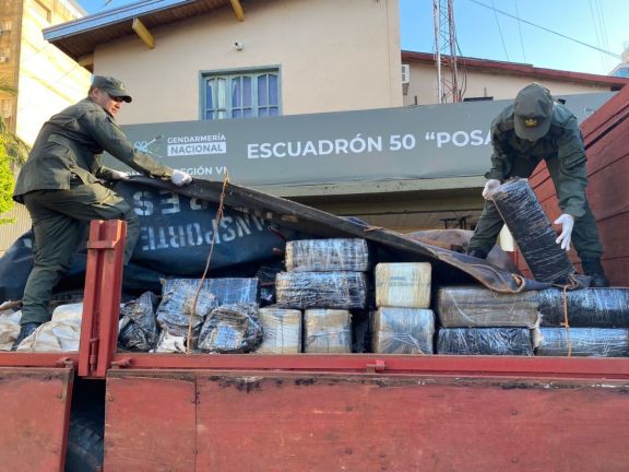 Secuestran más de 1.500 kilos de marihuana en dos vehículos abandonados en Posadas