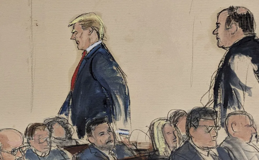 En este boceto de la sala del tribunal, el viernes 26 de enero. 2024, Donald Trump, a la izquierda, es seguido por su abogado interno Boris Epshteyn. / Foto: AP