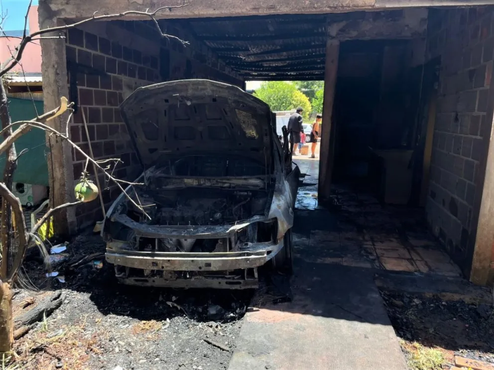 Prendió fuego la casa y el auto de la actual pareja de su ex