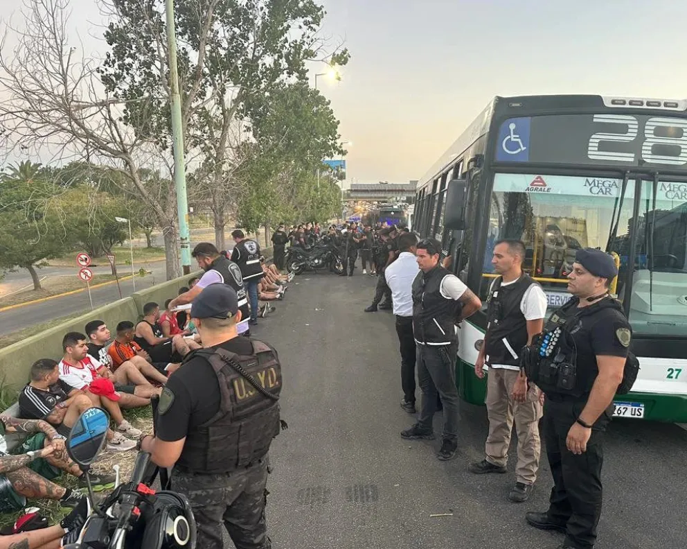 Se enfrentaron las dos facciones de la barra de River afuera del Monumental: 30 detenidos y tres heridos