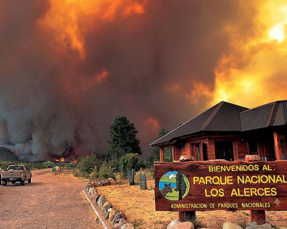 El incendio forestal en el Parque Nacional Los Alerces ya consumió más de 1000 hectáreas