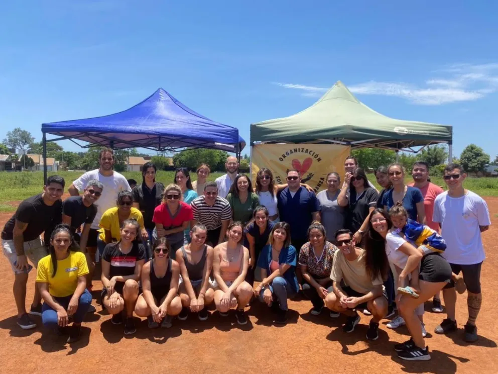Un grupo de jóvenes junta donaciones para ayudar a merenderos de barrios carenciados