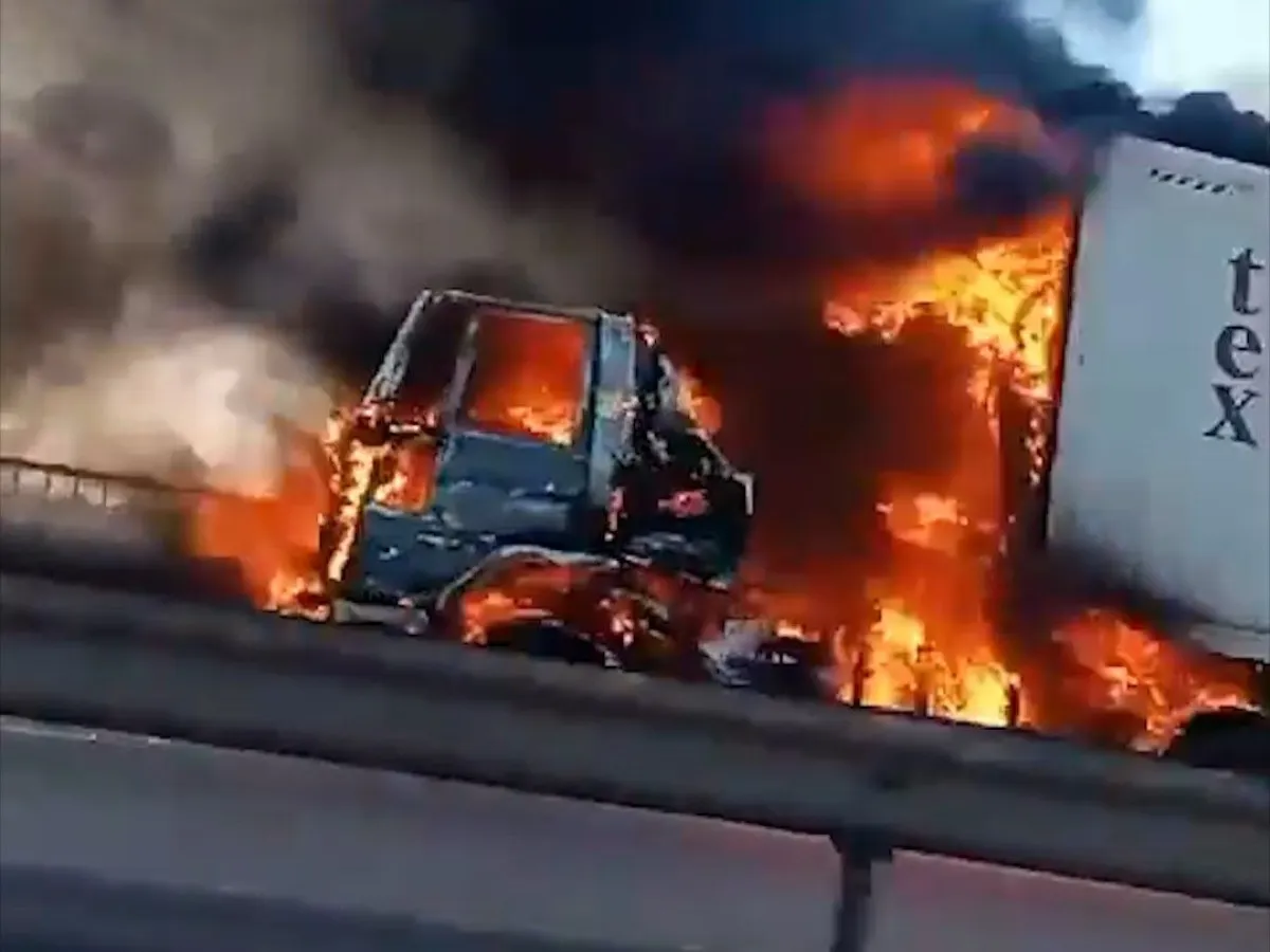 Se incendió un camión sobre el puente Mitre del complejo Zárate Brazo Largo