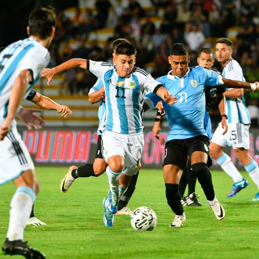 Argentina, ya clasificada, igualó con Uruguay y accedió a la fase final como líder de su grupo