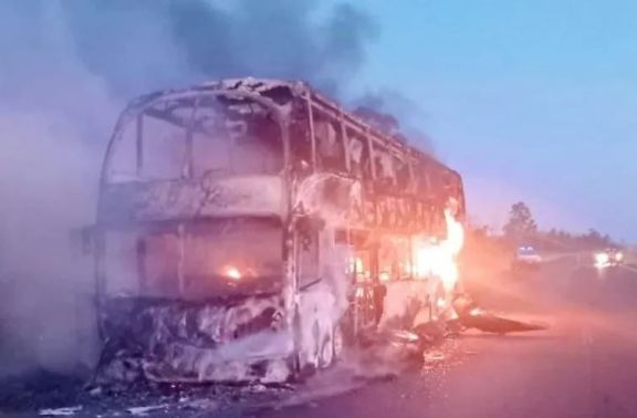 Corrientes: se incendió por completo un colectivo de larga distancia