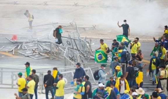 La Policía de Brasil realizó allanamientos y Bolsonaro dice ser víctima de una persecución