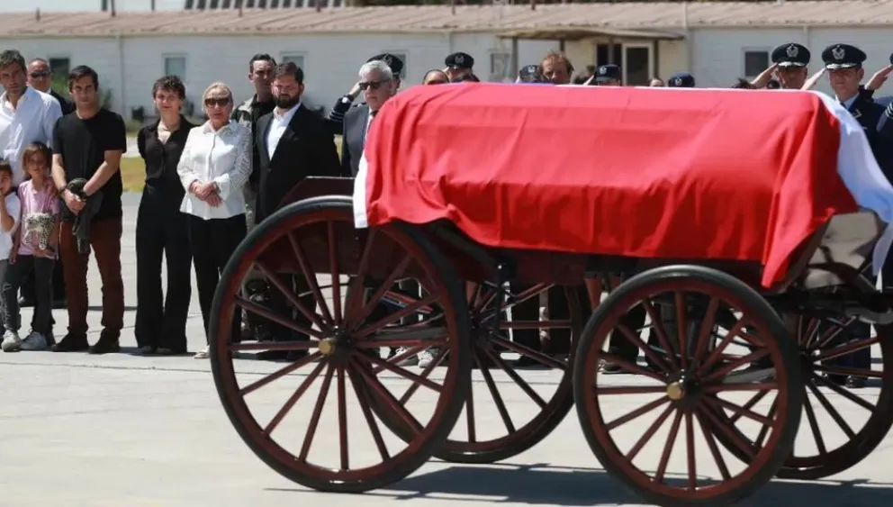 El cortejo fúnebre de Sebastián Piñera llegó a Santiago y se esperan tres días de funeral de Estado