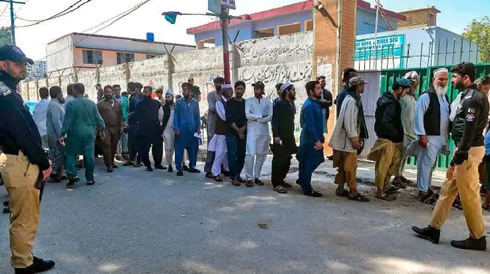 Pakistán vota para elegir Gobierno en medio de violencia y sospechas de fraude