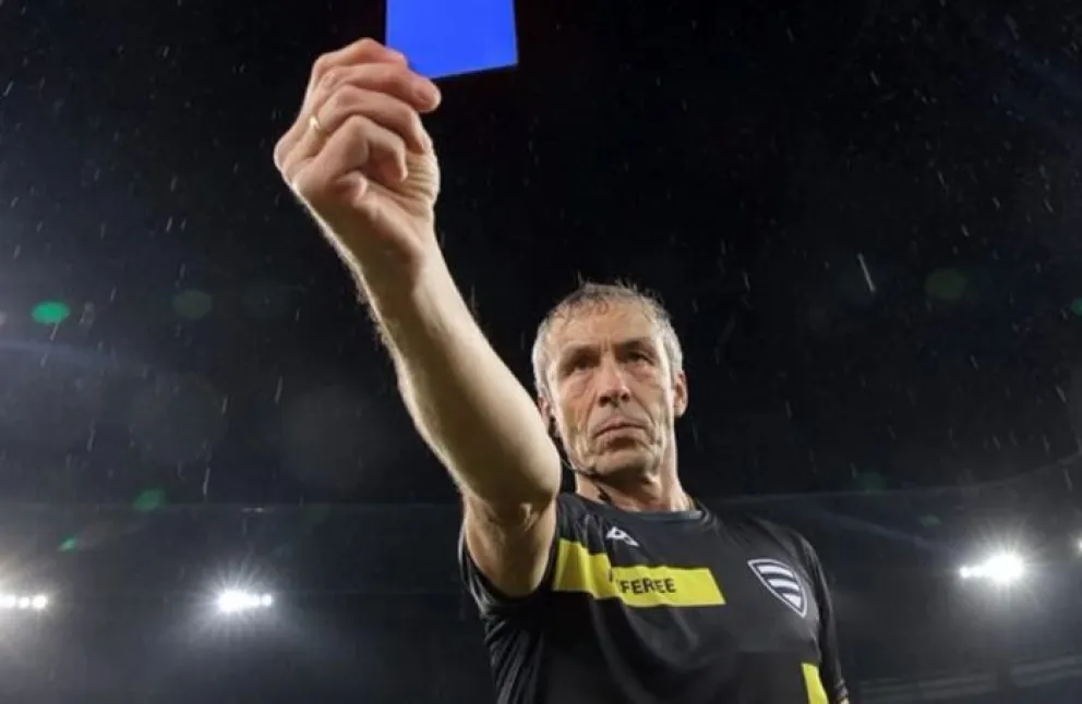 La FIFA desmintió que se vaya a implementar la tarjeta azul