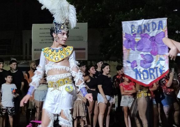 Los comparsistas dejaron todo en la avenida en la primera noche del Carnaval Maravilla del Mundo
