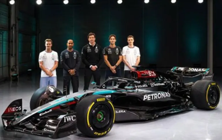 Mercedes presentó el W15, el último que correrá Hamilton en la escudería