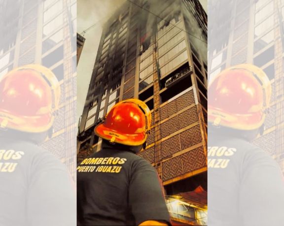 Ciudad del Este: incendio estructural, los bomberos de Iguazú colaboran con la extinción de las llamas