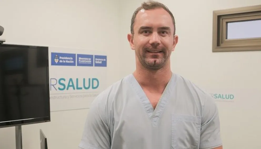 Médico sudafricano se especializa en medicina plástica en Posadas 