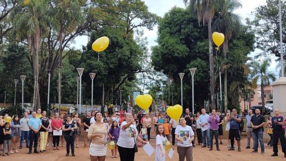 Puerto Iguazú: para concientizar sobre el cáncer infanto juvenil, descubrieron un lazo dorado en la plaza San Martin