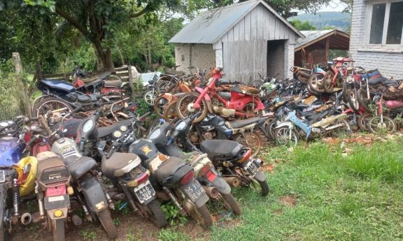 Capioví: piden retirar motocicletas para descacharrizar el predio
