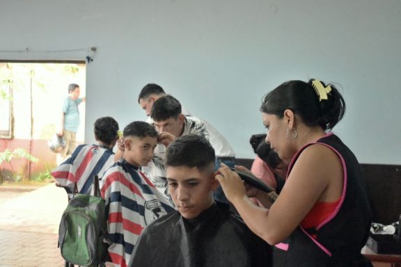 Joven emprendedor hace corte de cabello gratuito a zonas carenciadas