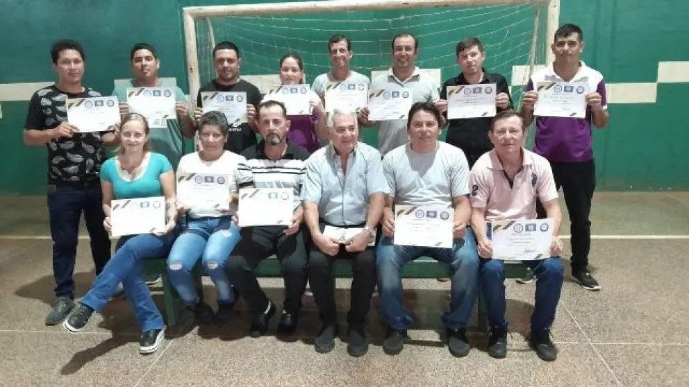 Puerto Esperanza: 17 diplomados en el curso de arbitraje y DT de fútbol de salón 