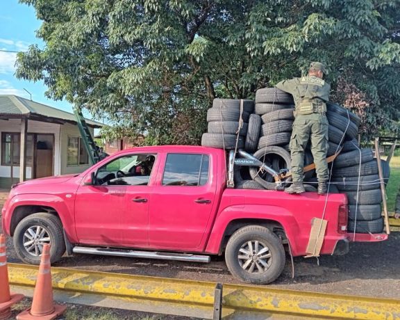 Ituzaingó: transportaba 70 neumáticos de contrabando en su camioneta