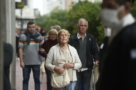 Caputo anunció una suba del 30% para jubilados en marzo por la movilidad y un bono