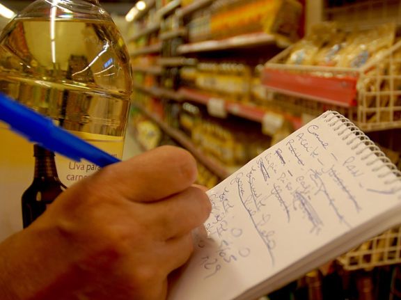 Aumentan los precios en supermercados y consumidores ya no eligen comprar en un solo lugar