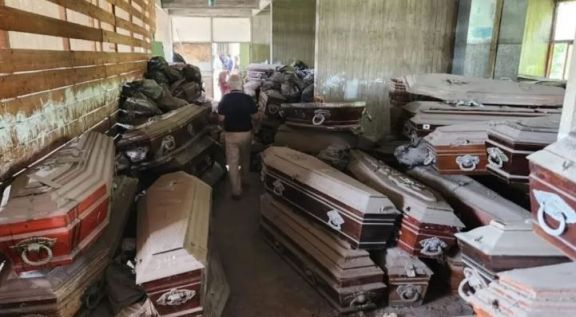 Encontraron 500 ataúdes y 200 bolsas con restos humanos en el cementerio de La Plata