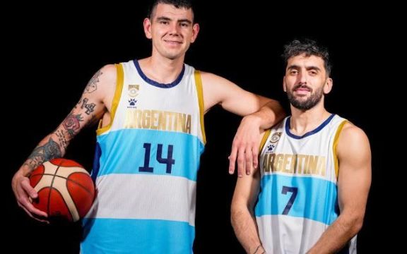 La Selección Argentina de básquet presentó su nueva camiseta a 20 años del Oro en Atenas