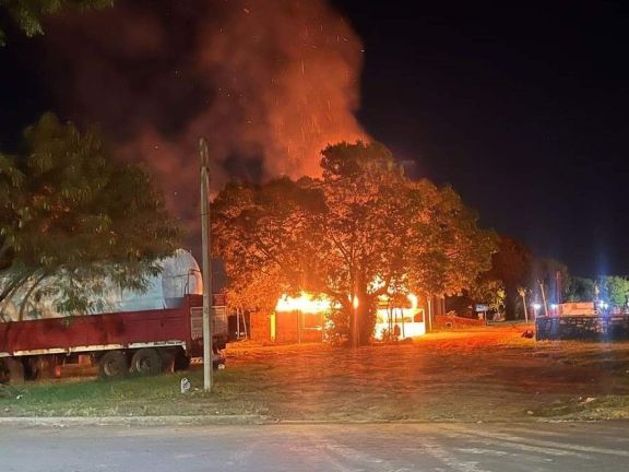 Iguazú: se incendió un puesto de venta de comidas en la plaza de los Niños