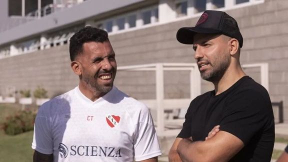 Tevez invitó al Kun Agüero al Rojo ante su ilusión de volver al fútbol: "Sería buenísimo"
