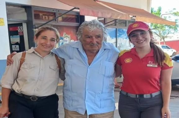 José “Pepe” Mujica tuvo un paso fugaz por Virasoro y se sacó fotos con los vecinos