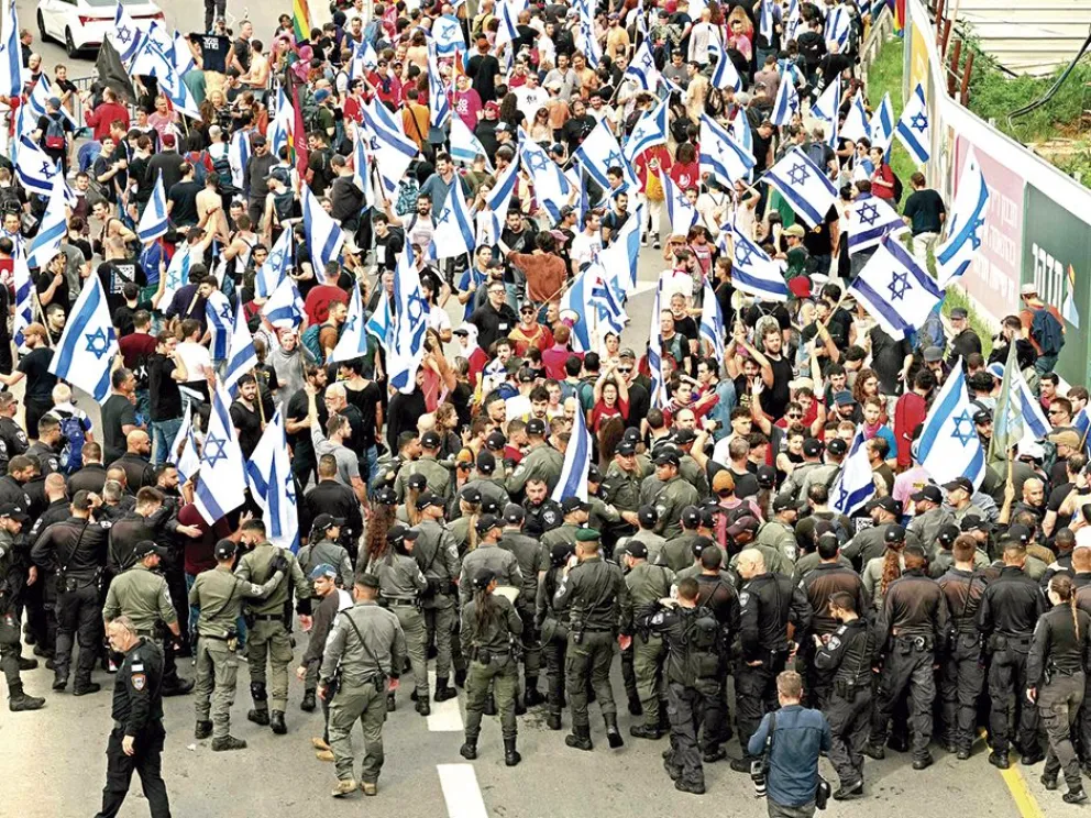 Israel: miles de manifestantes piden la renuncia de Netanyahu