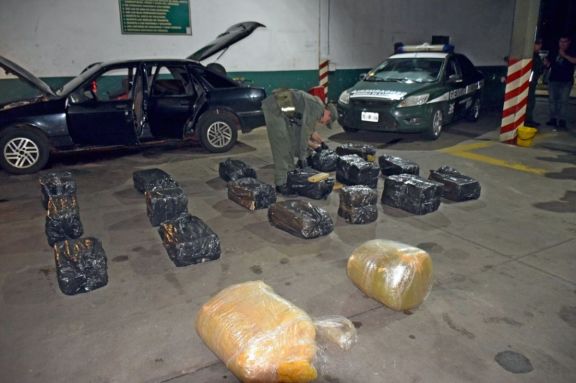 Corrientes: Posadeño intentó evadir control tras llevar casi 350 kilos de marihuana