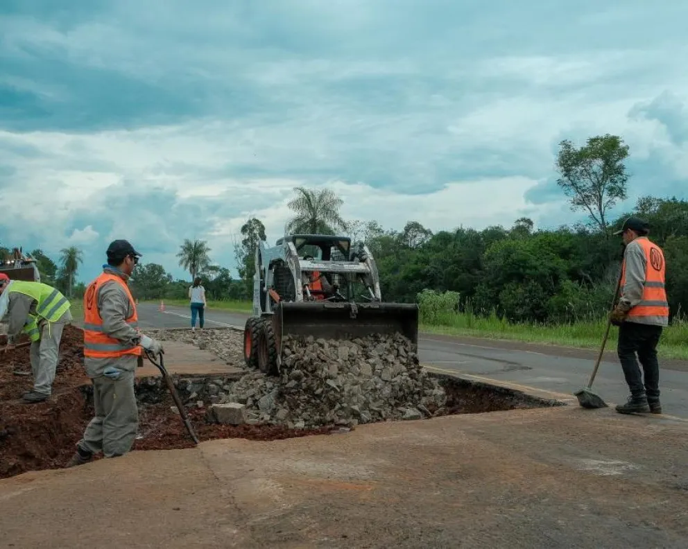 Realizan trabajos de bacheo integral sobre la ruta provincial N°4 